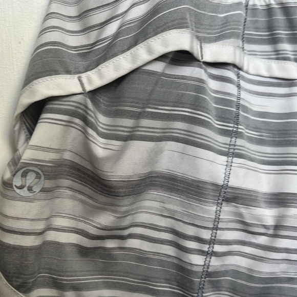 Patterned grey Lululemon shorts - Picture 3 of 5